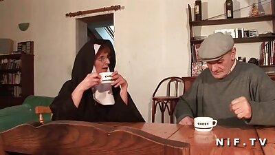 En 18-årig pige nyder et blowjob og knepper doggy style med en fyr.