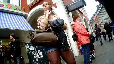 Busty brunette glæder sine abonnenter med nye videoer.