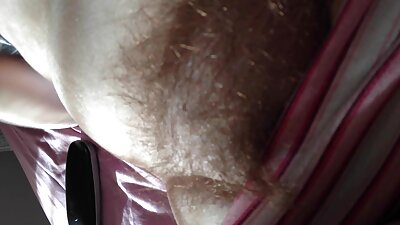 Blowjob udført af en asiatisk kvinde bragt til ejakulation.