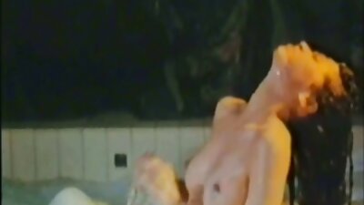 En varm studerende knepper med en skaldet rektor i en barberet fisse.